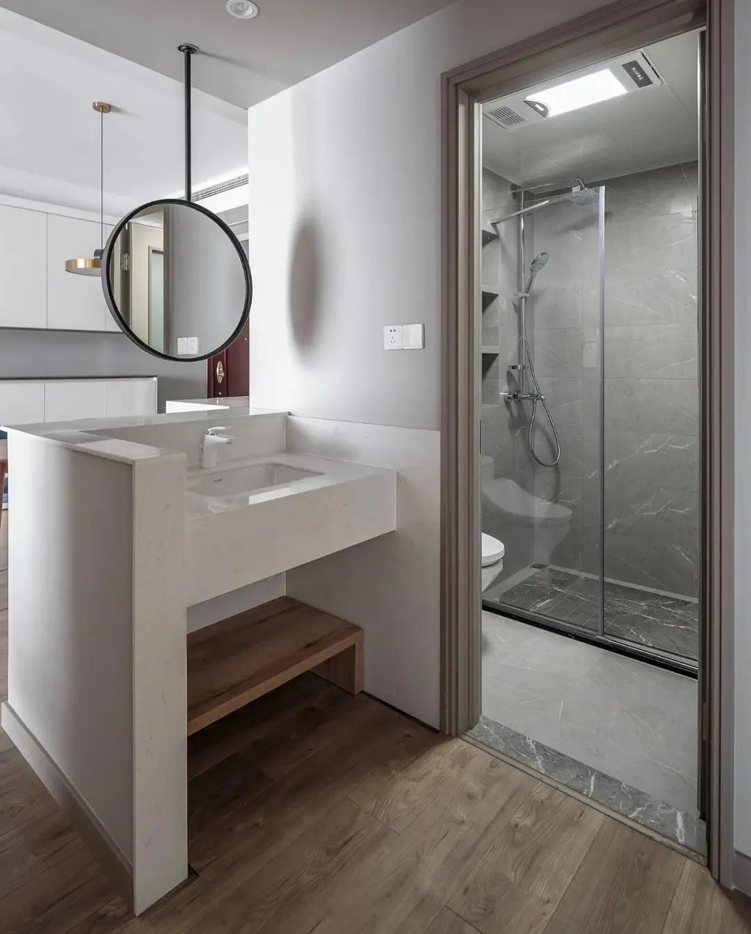 卫生间改造成干湿分离,把洗漱台外移出来做成开放式,作干区使用,硕烫